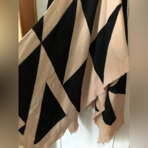 ❕Unbranded OS Cover/Shrug - Picture 3 of 3